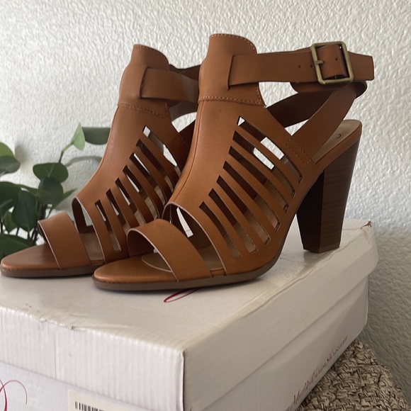 SODA Delicious Yummy Cutout Stacked Heel Sandal,Tan Pu,8.5 - Picture 2 of 3